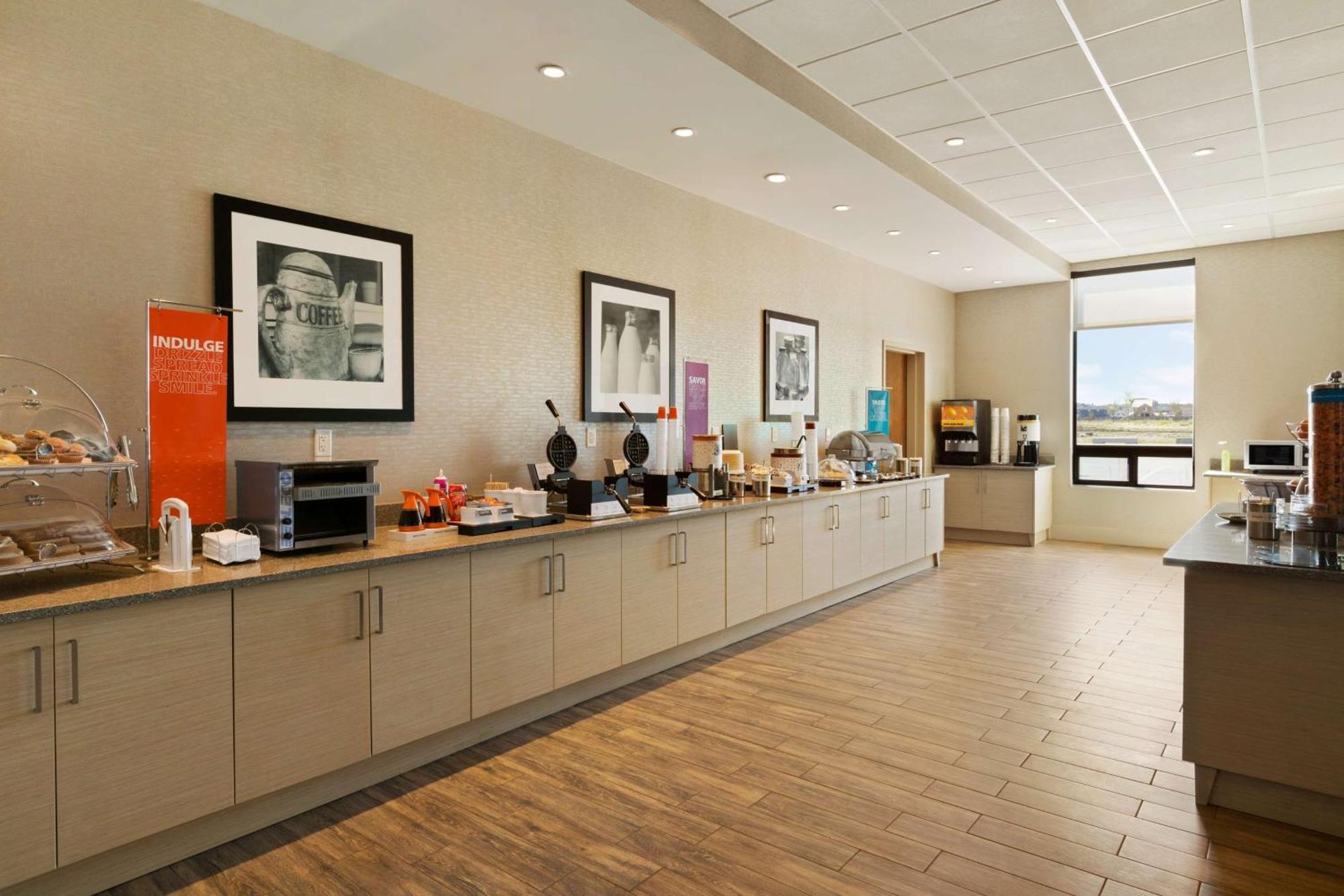 Hampton Inn By Hilton Edmonton/Шърууд парк Екстериор снимка