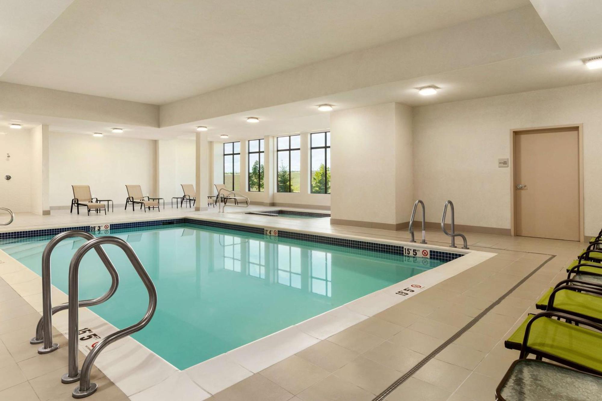 Hampton Inn By Hilton Edmonton/Шърууд парк Екстериор снимка